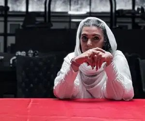 استایل سرتا پا سفید خانم بازیگر و کنایه اش به رفتن برق!