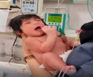آواز شاد؛ نینی بلا موهاشو هر مدل شونه میکنن یه جور خاص ژست میگیره دلت میره