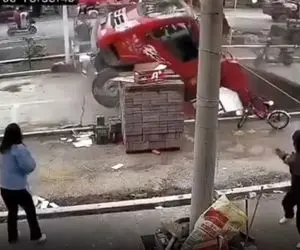 مسیرهای هولناک؛ جیگرشو نداری نبین زمین دهن باز میکنه کامیون غول پیکر رو میبلعه 