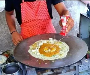 غذای خیابانی؛ ببینید این آقای خلاق کنار جاده با تخم مرغ چه طعام جذابی میده به ملت