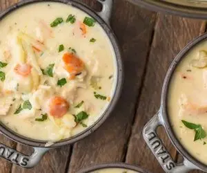 طرز پخت سوپ مرغ رشته فرنگی با خامه 