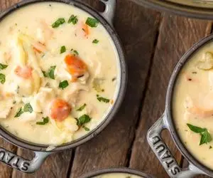 طرز پخت سوپ مرغ رشته فرنگی با خامه 