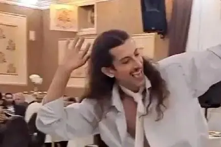 آواز محلی؛ پسر دیلاق 4.5 متری کرد چه رقص پر ناز و قمیشی میره همه کف کردن