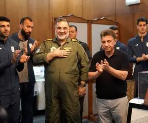 (عکس) هدیه خاص امیر قلعه‌نویی به فرمانده نیروی هوایی ارتش