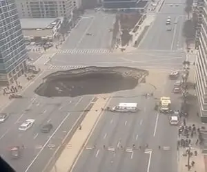 معماری طبیعت؛ زمین جا خالی داد ملت وحشت زده از رانش زمین