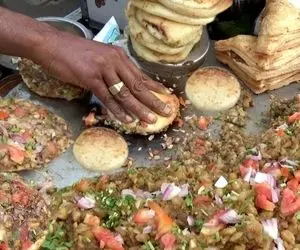 غذای خیابانی ؛ پیتزای ارزان که پیرمرد هندی کف خیابون می پزه و به شدت خوشمزه است