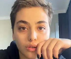 ریحانه پارسا با دوست پسرش در حال توت فرنگی خوردن در تخت خواب!