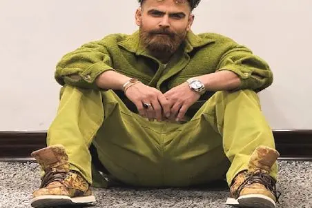 آواز احساسی/معین با استایل عجیبش از دنیا که اینجور نمیمونه با تمام احساسش میخونه