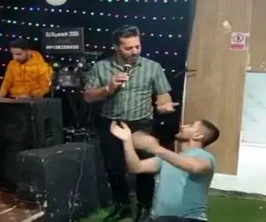 آواز شاد؛ پسره تا صدای آهنگو شنید جوگیر شد از رو میز پرید وسط مدل شامپازه ای رقصید 