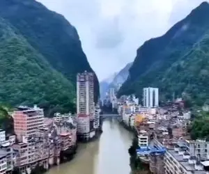 معماری خلاقانه؛ چینی ها اسراف ندارن وسط دره شهر ساختن رود هم مثل کیک نصفش کرده