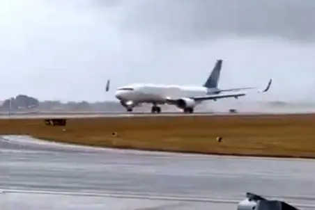 معماری طبیعت؛ شرایط جوی هواپیما رو چپ و راست کرد رفت قاطی باقالیا