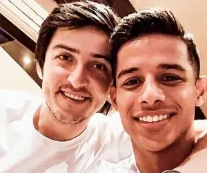 (عکس) سردار آزمون و مهدی قائدی به همراه زنان بی حجابشان در دبی