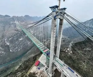 ساخت چین؛ بزرگترین پل معلق دنیا رو ساختن ۲۶۳متر ارتفاع و ۱۴۵۲متر طولشه آدم پیشش مگسه