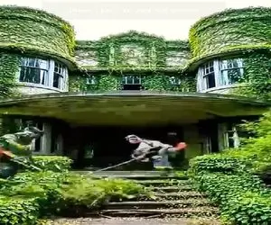 معماری طبیعت؛ خونه رو به امون خدا ول کردن گوشه به گوشه اش گیاه خودرو رشد کرده