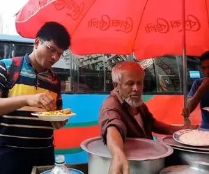 غذای خیابانی؛ ببینید پیرمرد ریش پرفسوری با یه قرون چه غذای خفنی به ملت میده غلغله شده