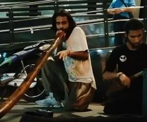 آواز خیابانی؛ آقاهه با فلوتی که اندازه خرطوم فیل چه موسیقی باحالی میزنه فقط اداهاش!