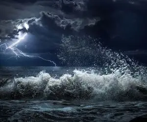 شگفتانه؛ از زاویه دید یه ناخدا اقیانوس رو تماشا کن؛ سرگردان میان آب‌های وحشی تیره رنگ