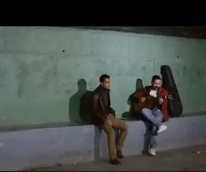 آواز خیابانی؛ ببینید این دو جوون چه غم انگیز آهنگ وقتی دلگیری و تنها رو میخونن