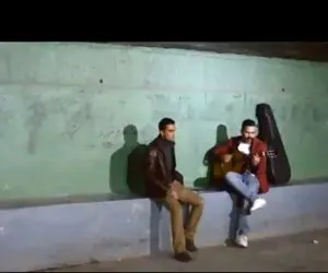 آواز خیابانی؛ ببینید این دو جوون چه غم انگیز آهنگ وقتی دلگیری و تنها رو میخونن