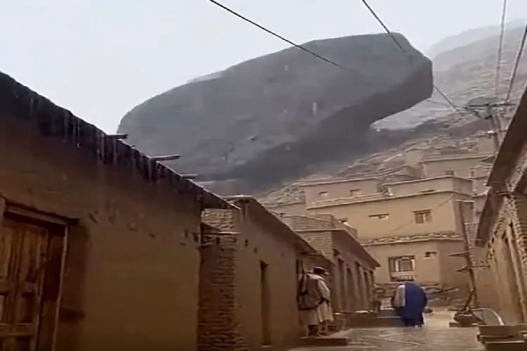 معماری طبیعت؛ تخته سنگ سند مرگ اهالی ده رو آوورده بود