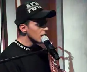 آوازجگرسوز؛ پسر کارگر با بغض فروخورده با پیانو یکی هست تو قلبم میخونه دلت میریز ازغمش