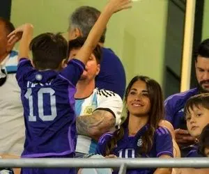 (ویدیو) حرکت عجیب پسر لیونل مسی در ورزشگاه! 