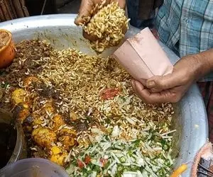 غذای خیابانی ؛ پلو بنگلادشی کثیفی که رو گاری می پزن و به جای بشقاب تو کاغذ می کشن 