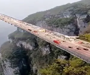 معماری خلاقانه؛ چین پل 300 متری ساخت وصل کوهه اخطار سکته داد به هر کی از بلندی میترسه