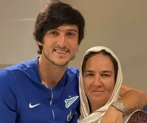 ویدیو عجیب سردار آزمون ؛ مادرش پاهاش رو میشوره!