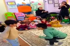 آواز شاد؛ دوتا پسربچه جوری مهدو با رقصشون رو سرشون گذاشتن که مربیا هاج و واج موندن