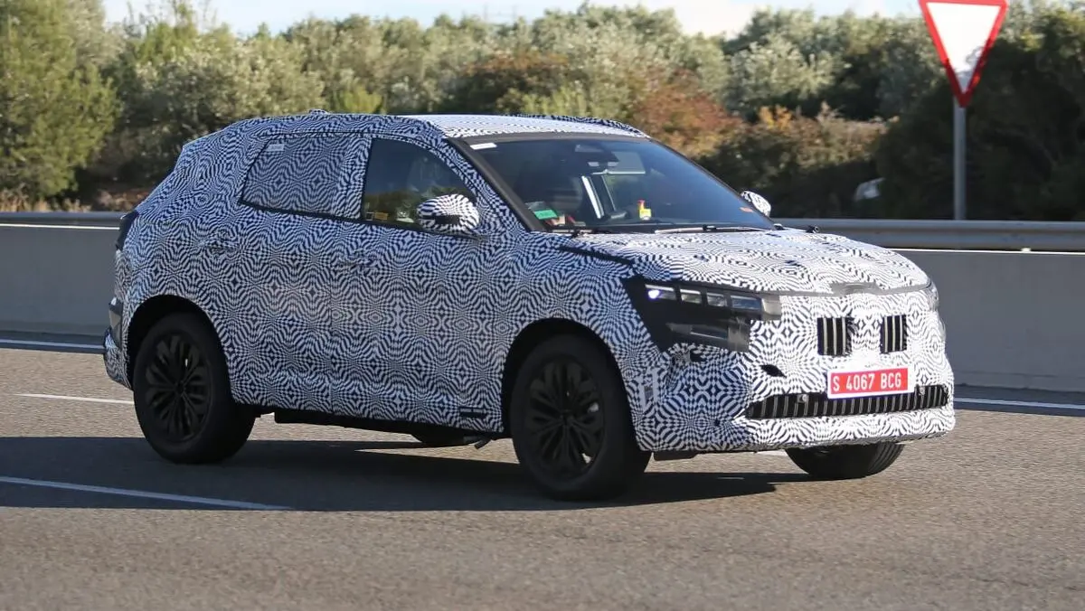 Renault Austral spy shot-12