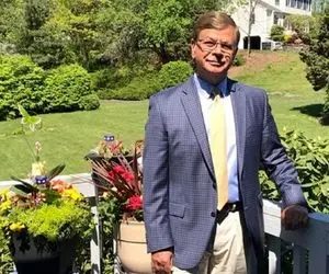 آواز بهشتی؛ پروفسور بیژن الماسی تو آمریکا چه سوزدار آهنگ لری تو عاشق نمویی رو میخونه