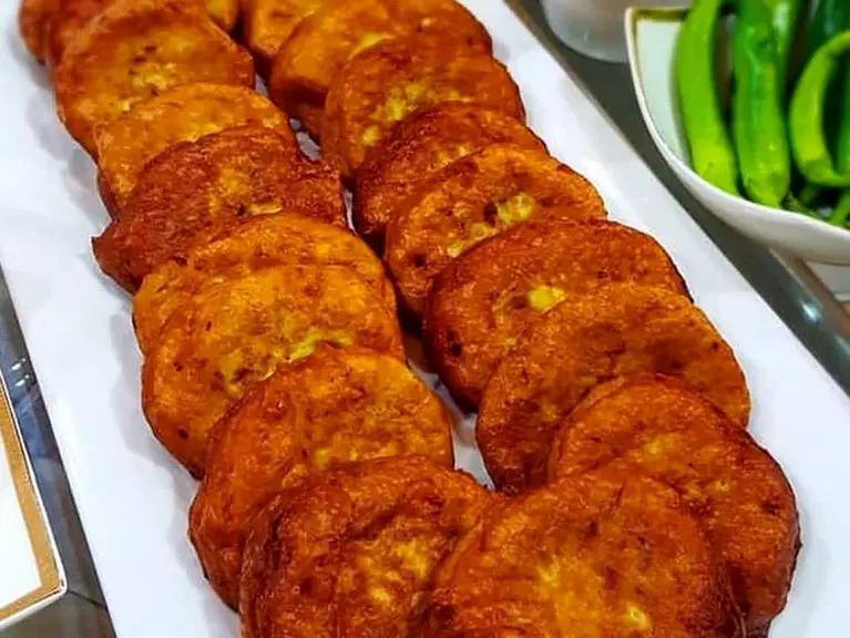 آموزش آشپزی؛ طرز تهیه کوکو سیب زمینی ساده و خوشمزه + چکار کنیم روغنی نشه؟