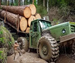 جا به جایی جانکاه؛ اپراتور تریلی موقع حمل بار تو جاده مهلک لیز خورد از وسط نصف شد
