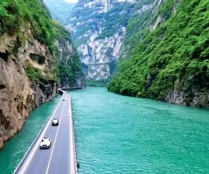 ساخت چین؛ بزرگراه آبی گوئیژو جون میده واسه اینکه ساعت ها توش رانندگی کنی و ریلکس شی