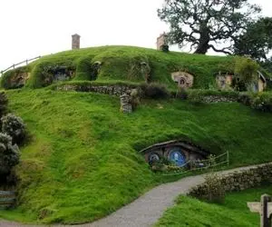 معماری خلاقانه؛ ساخت خونه به سبک هابیت ها در ارباب حلقه ها با برقکشی و پمپ آب جادویی