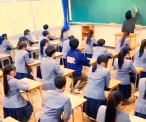 آواز شاد؛ بچه ها وقتی معلم رو به تخته هست یه حرکات اسلوموشنی انجام میدن که خشکت میزنه