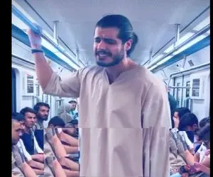 آواز خیابانی؛ آقاهه تو مترو خون جوان وطن رو با سوز خوند فقط آخرش که شجریانم میخونه