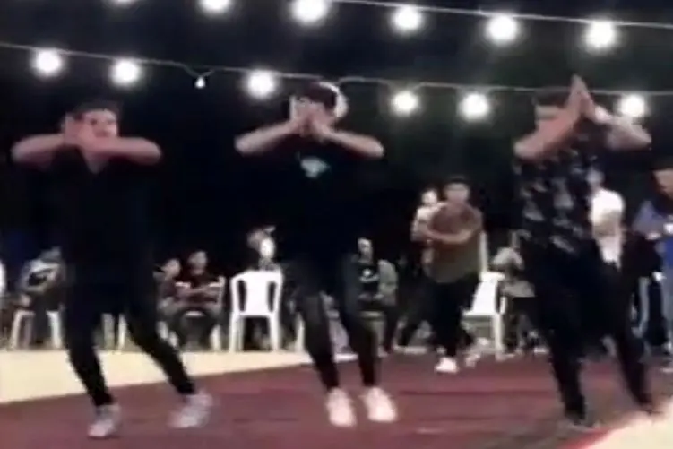 آواز محلی؛ پسرا جوری هماهنگ میرقصن انگار یه روحن در 3 بدن مغزاشون با وای فای بهم وصله