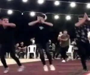 آواز محلی؛ پسرا جوری هماهنگ میرقصن انگار یه روحن در 3 بدن مغزاشون با وای فای بهم وصله