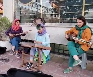 مطربی خیابانی؛ ببینید این دختر ها با ساز های جذاب شون تو پیاده رو چه شوری بپا کردن