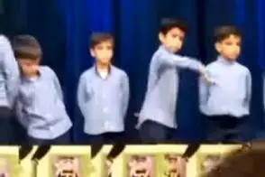 آواز شاد؛ بچه وروجک جلو مدعوین وایساد هرچی معلم و ناظم آرومش میکنن باز میرقصه پرانرژی