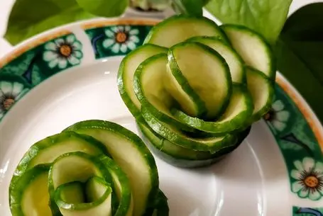 ایده های خلاقانه؛ درست کردن گل رز با خیار و هویج بدون هیچ ابزاری