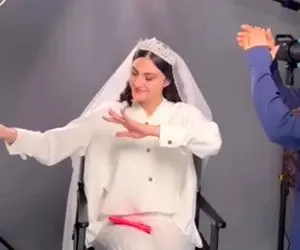 آواز هنرمندانه؛ آموزش اجرای ترکی مریم مومن به آرایشگرش وسط گیر و دار عروس شدن