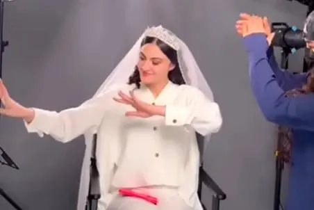 آواز هنرمندانه؛ آموزش اجرای ترکی مریم مومن به آرایشگرش وسط گیر و دار عروس شدن