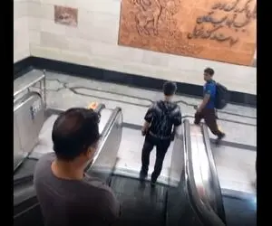 آواز خیابانی؛ آقاهه با خوندنش رو پله برقی چه ملت رو احساسی کرد و تحت تاثیر قرار داد