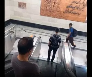 آواز خیابانی؛ آقاهه با خوندنش رو پله برقی چه ملت رو احساسی کرد و تحت تاثیر قرار داد