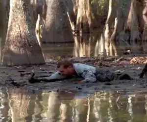 کاوش در طبیعت؛ تلاش مرد بدشانس برا فرار وقتی همزمان با افتادن در باتلاق تمساح دنبالشه