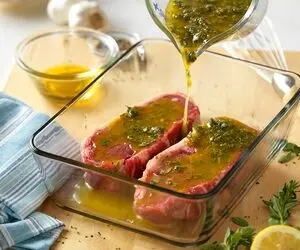 چطور گوشت قرمز را مزه دار کنیم؟ (تکنیک های مرینیت گوشت قرمز)
