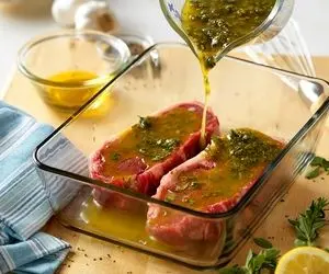 چطور گوشت قرمز را مزه دار کنیم؟ (تکنیک های مرینیت گوشت قرمز)